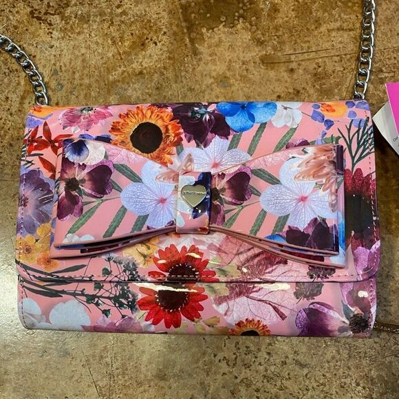 BETSEY‎ Johnson pink floral flap cross body wallet with adjustable chain strap - Picture 3 of 10